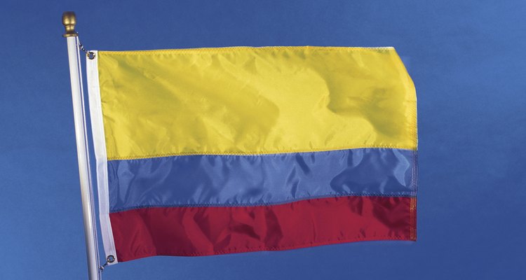 La bandera de Colombia con sus tres franjas que evocan las riquezas, los dos mares y la sangre derramada en la Independencia.