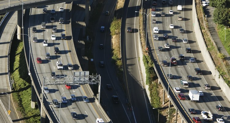 Los ingenieros civiles ayudan a diseñar rutas y puentes.