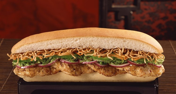 Agrega tus panes y cubiertas preferidas para crear un delicioso sandwich de pollo a la parrilla.