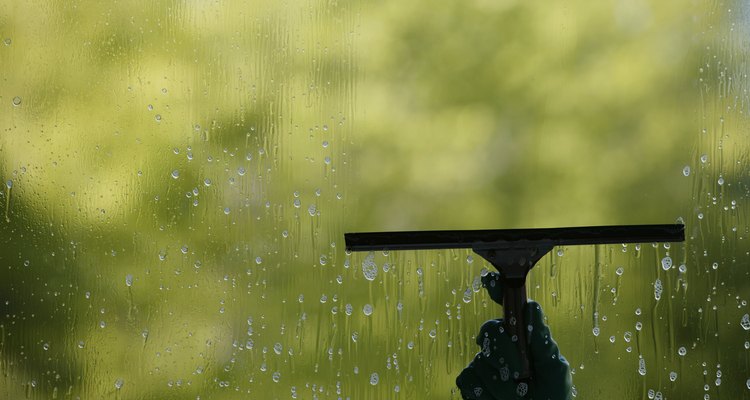 Mezcla vinagre y agua para hacer una solución limpiadora para ventanas.