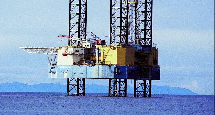 Los trabajadores de plataformas petroleras de ultramar operan la perforación y bombeo del petróleo de las fuentes oceánicas.
