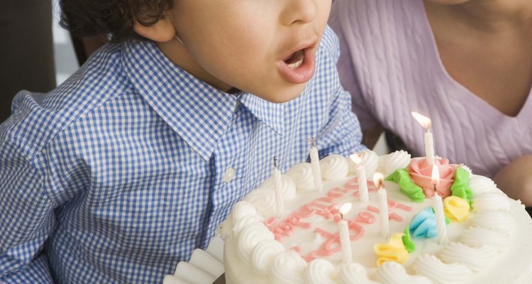 Escribe un mensaje de cumpleaños en una torta para alguien que quieras.