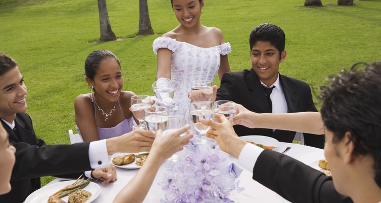 Una joven celebrando sus quince años con sus amigos.