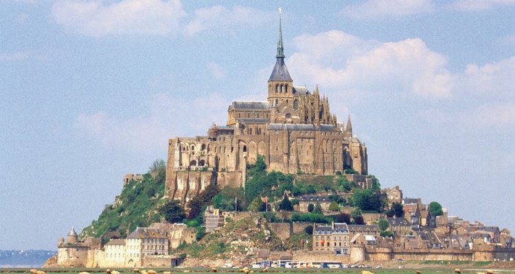 Las ovejas pastan cerca del monte St. Michel.