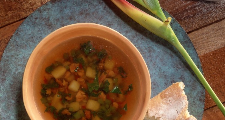 Usa hierbas y especias para amenizar cualquier tipo de sopa de verduras.