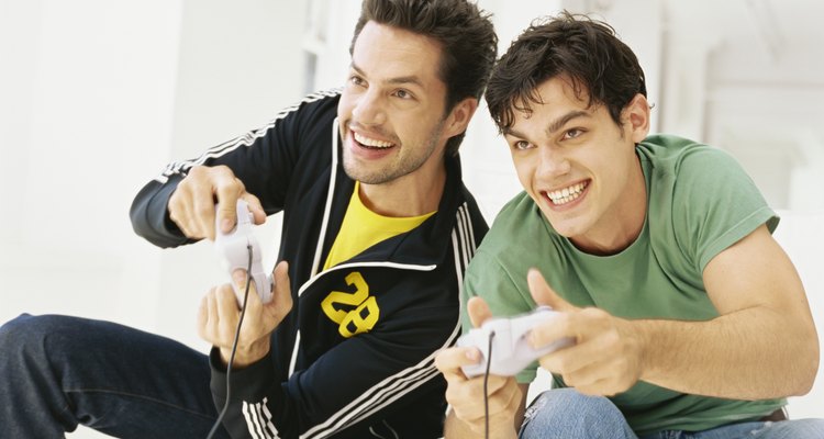 Dos hombres jugando videojuegos.