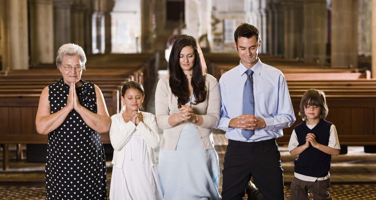 Familia vestida apropiadamente para un bautismo.