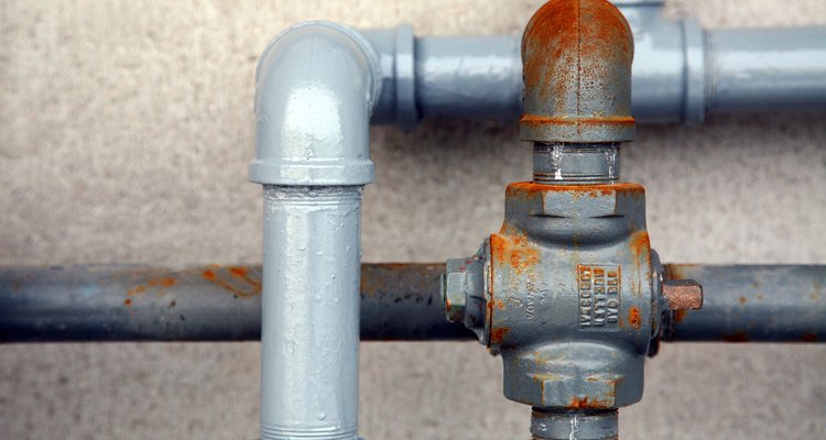 Existem várias maneiras de liberar uma conexão de tubo galvanizado emperrada