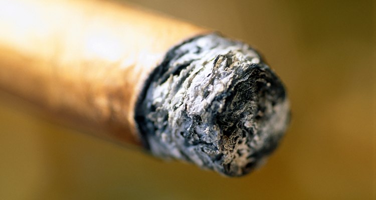 Cinzas de cigarro ajudam a remover manchas em superfícies de madeira
