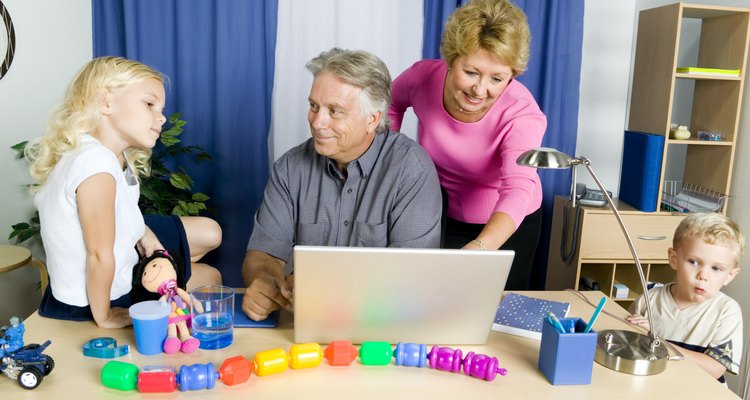 Adultos devem ajudar as crianças com programas de computador