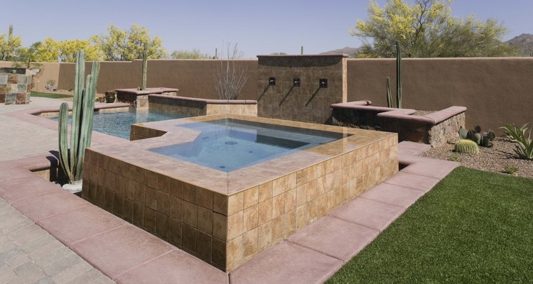 Un jacuzzi casero puede acentuar tu cubierta de piscina o puede ser un oasis mismo.