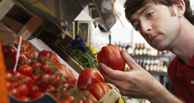 Agarra, no aprietes el tomate.