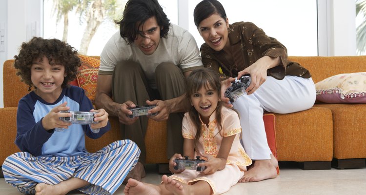 Padres en una fiesta de pijamas con sus hijos.