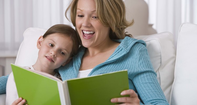 Leer juntos todos los días es una manera fácil para que los padres apoyen la comprensión.