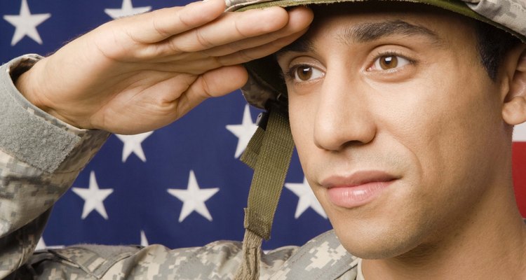 Hombres y mujeres de los 50 estados sirven a su país en las Fuerzas Armadas de los Estados Unidos.