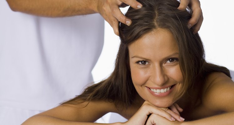 Aplica la mezcla empezando cerca del cuero cabelludo y avanza hacia las puntas de tu cabello.