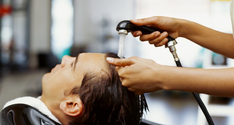 Lávate el pelo con cuidado para que no te entre tinte en los ojos.