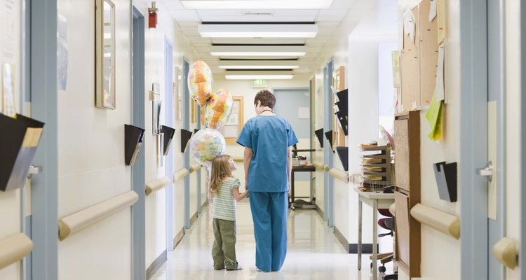 Los auxiliares de enfermería pediátrica se especializan en trabajar con niños.