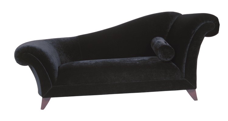 A tinta preta é uma boa opção para cobrir um sofá de qualquer cor