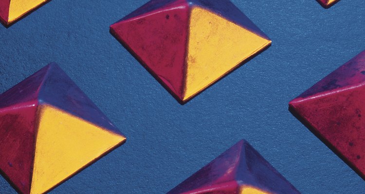 Decore sua festa egípcia com um bolo em forma de pirâmide