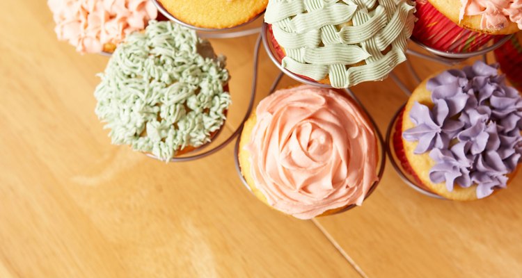 Bakers use cake decorating syringes to decorate or inject filling into cakes or cupcakes.