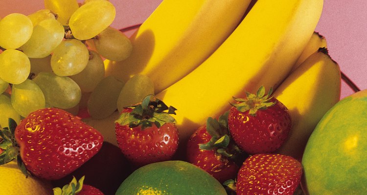 Las frutas populares a agregar a tu dieta incluyen manzanas, plátanos y uvas.