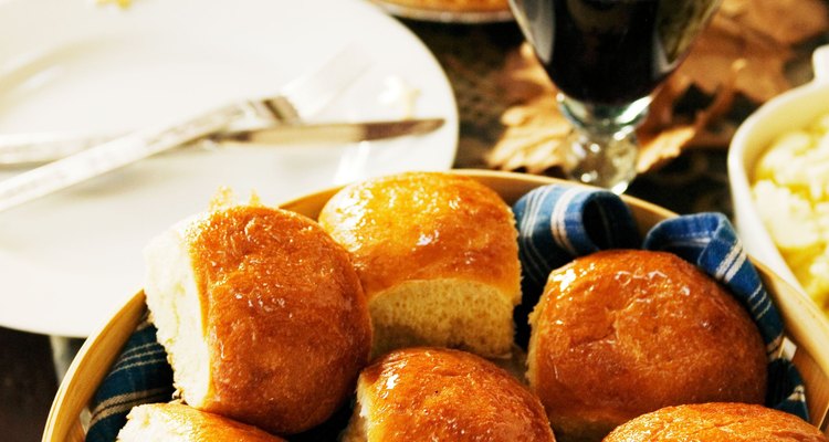 Pincele gemas de ovos nos pãezinhos, antes de colocá-los no forno