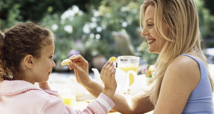 Incorpora las frutas favoritas de tu hijo en postres saludables.