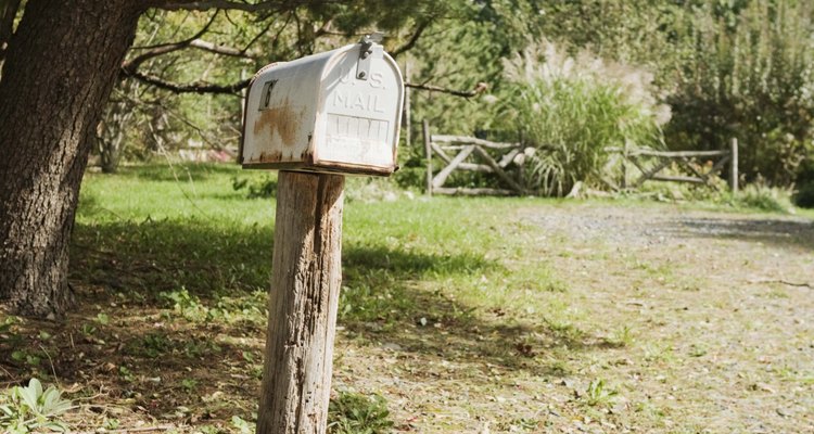 La entrega de correo rural requiere conducir tu ruta asignada.
