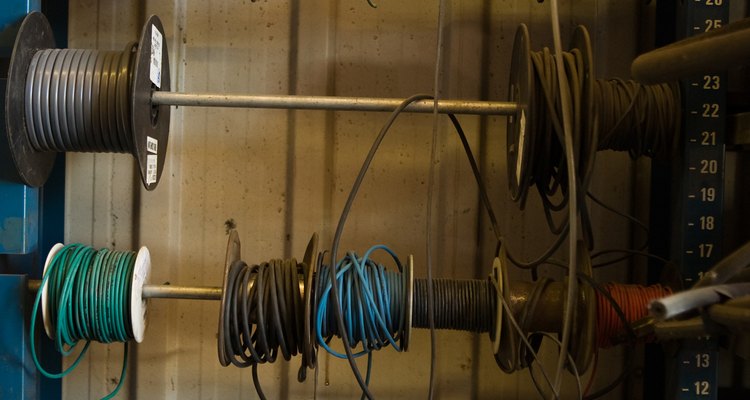 Os cabos possuem vários fios diferentes enrolados juntos em um isolante