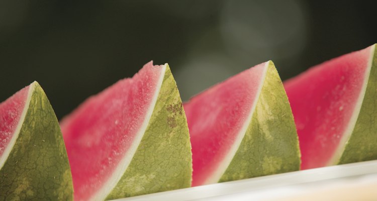 Corte a melancia ao meio longitudinalmente