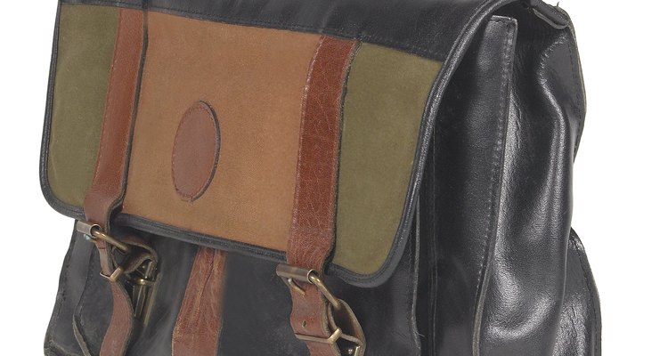 As bolsas Coach falsificadas geralmente apresentam inconsistências com o padrão estabelecido pela marca