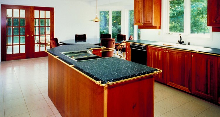 Mezcla lejía y agua de forma adecuada para garantizar que el piso de la cocina quede limpio.