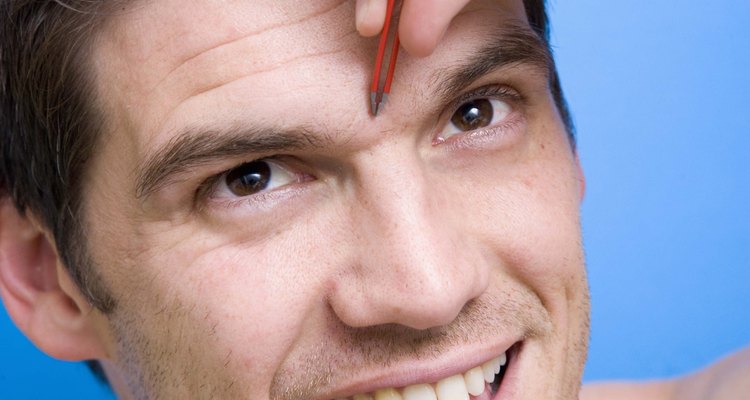 Arregla tu ceja unida con un método sencillo para eliminar el cabello.