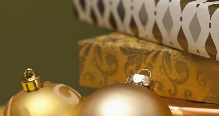 Las bolas decorativas de un árbol de navidad son esferas.
