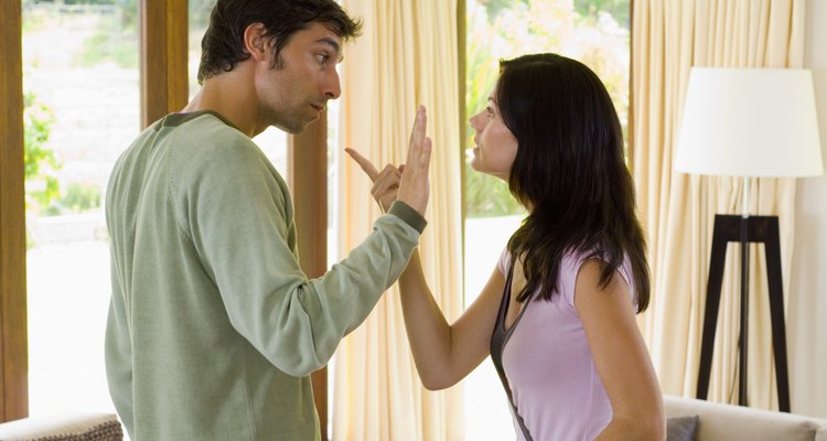 La violencia en el noviazgo refleja un comportamiento agresivo, dominante y abusivo.