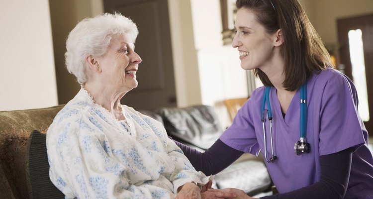 Los acompañantes cuidan a los pacientes enfermos, discapacitados y ancianos.