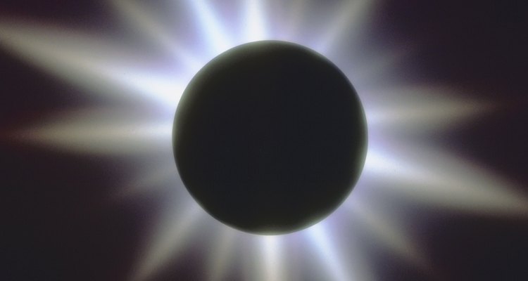 Un eclipse sólo puede ocurrir cuando la luna pasa por el plano eclíptico.