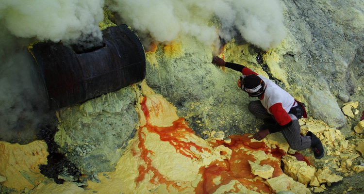Las erupciones volcánicas de Indonesia depositaban azufre amarillo.