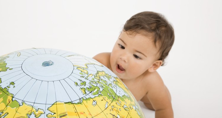 Los niños pequeños tienen un gran mundo para explorar.