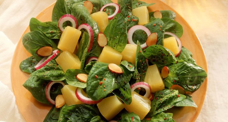 Ensalada de piña, albahaca y rabanitos.