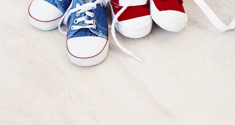 Puedes usar los cordones de las zapatillas de tu niño para esta actividad.