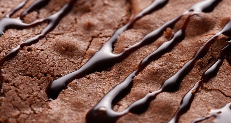 Decora tu brownie con salsa de chocolate, mermelada o dulces.