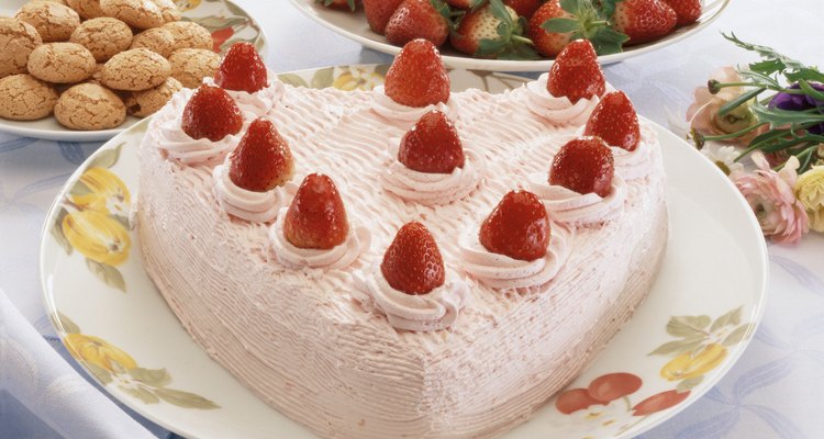 Coloca la fresa en el centro del pastel.