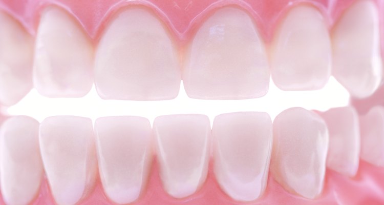Limpia las prótesis con regularidad para mantener la dentadura blanca.