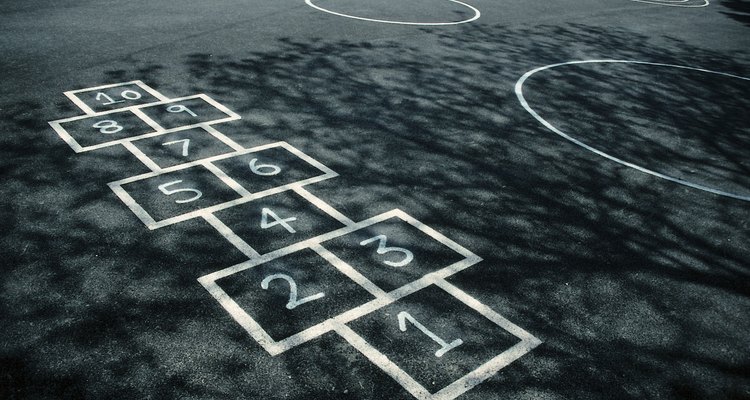 Un camino, tizas de colores y un niño de kindergarten curioso es todo lo que necesitas para jugar a despertar el conteo.