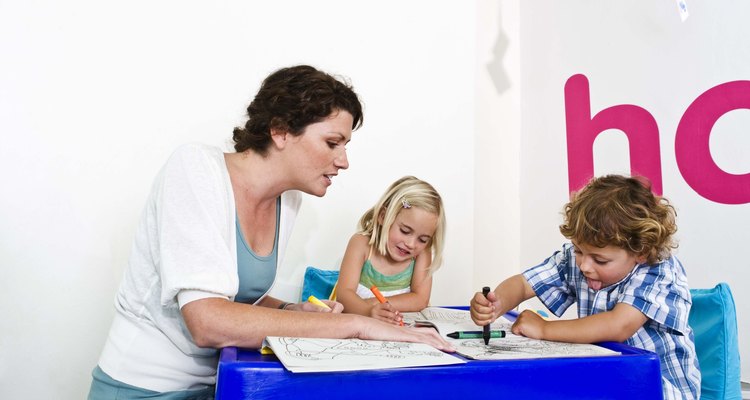 Los profesores pueden ayudar a los niños a desarrollarse a través de las actividades de coloreo.