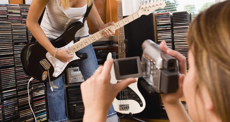 Si tu adolescente está enganchado en las películas y la música, considera montar una sala con temática de entretenimiento.