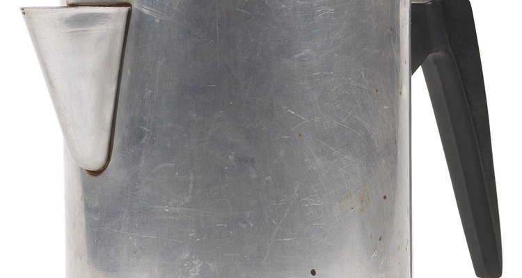 Muchas cafeteras de hornalla y máquinas de café espresso son de aluminio.