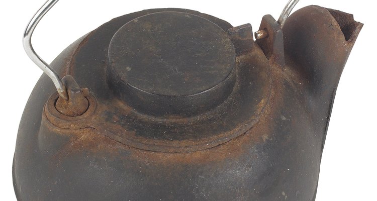 The Optimus 8R can be used to boil water in an iron camping kettle.